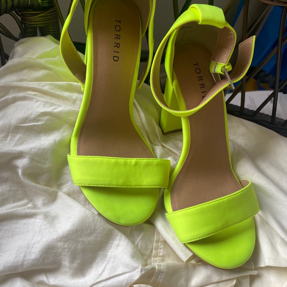 NWT Neon Green Block Heel Sandal SZ 8